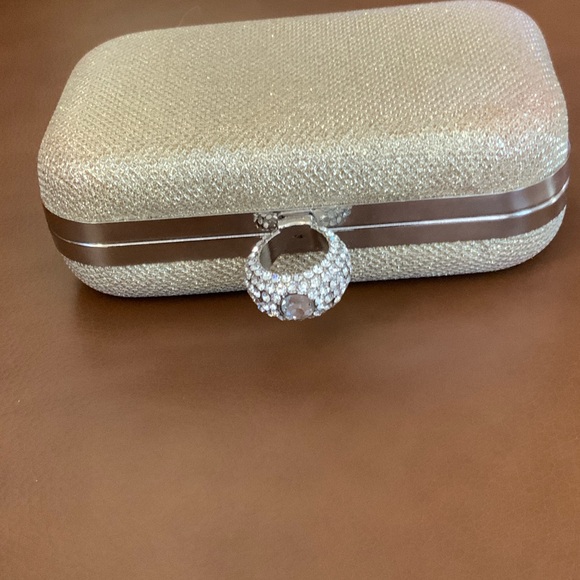 Chic Gold Clutch with Sparkling Ring Clasp - Picture 5 of 8